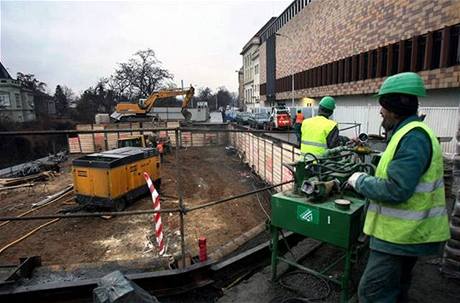 Tunel má být oteven na podzim roku 2011. Na stavb komín u se nyní pracuje.